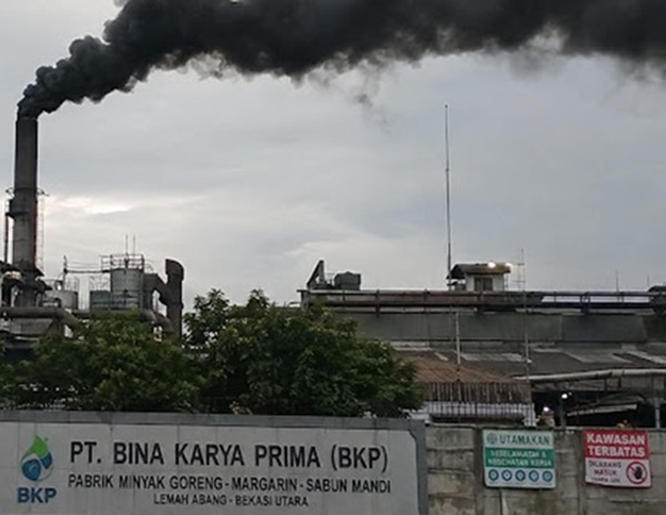 Asap hitam dari aktivitas PT Bina Karya Prima (PT BKP) di Jalan Raya Bekasi KM 27, Kelurahan Pejuang, Kota Bekasi, Jawa Barat.(Foto: istimewa)