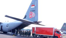 TNI AU mengerahkan pesawat angkut C-130 Hercules dan Airbus A400M untuk membawa bantuan kemanusiaan bagi masyarakat terdampak gempa bumi di NTT, Minggu (16/8/2026). (Foto: Dok. TNI AU)