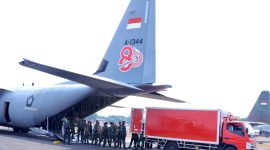TNI AU mengerahkan pesawat angkut C-130 Hercules dan Airbus A400M untuk membawa bantuan kemanusiaan bagi masyarakat terdampak gempa bumi di NTT, Minggu (16/8/2026). (Foto: Dok. TNI AU)