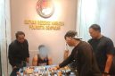 Satresnarkoba Polresta Denpasar mengamankan seorang pelatih MMA berinisial ARMP (30). Saat penggeledahan petugas juga mengamankan sejumlah senjata api, airsoft gun, serta puluhan butir amunisi. (Foto: Dok. Humas Polresta Denpasar)