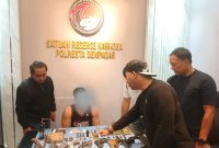 Satresnarkoba Polresta Denpasar mengamankan seorang pelatih MMA berinisial ARMP (30). Saat penggeledahan petugas juga mengamankan sejumlah senjata api, airsoft gun, serta puluhan butir amunisi. (Foto: Dok. Humas Polresta Denpasar)