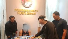 Satresnarkoba Polresta Denpasar mengamankan seorang pelatih MMA berinisial ARMP (30). Saat penggeledahan petugas juga mengamankan sejumlah senjata api, airsoft gun, serta puluhan butir amunisi. (Foto: Dok. Humas Polresta Denpasar)