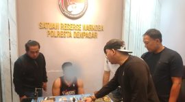 Satresnarkoba Polresta Denpasar mengamankan seorang pelatih MMA berinisial ARMP (30). Saat penggeledahan petugas juga mengamankan sejumlah senjata api, airsoft gun, serta puluhan butir amunisi. (Foto: Dok. Humas Polresta Denpasar)