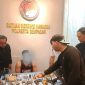 Satresnarkoba Polresta Denpasar mengamankan seorang pelatih MMA berinisial ARMP (30). Saat penggeledahan petugas juga mengamankan sejumlah senjata api, airsoft gun, serta puluhan butir amunisi. (Foto: Dok. Humas Polresta Denpasar)