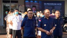 Kepala Bidang Penempatan, Keamanan, Pemulangan dan Deportasi Rudenim Pusat Tanjungpinang, I Wayan Putu Wiadnya (tengah) saat menyampaikan keterangan pers. (Foto: Dok. Rudenim Pusat Tanjungpinang)