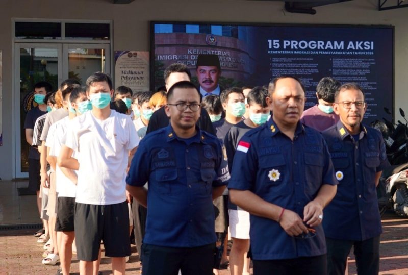 Kepala Bidang Penempatan, Keamanan, Pemulangan dan Deportasi Rudenim Pusat Tanjungpinang, I Wayan Putu Wiadnya (tengah) saat menyampaikan keterangan pers. (Foto: Dok. Rudenim Pusat Tanjungpinang)