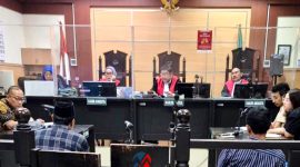 Majelis hakim pimpinan Lucky Rombot Kalalo, dengan hakim anggota Edy Toto Purba dan Dini Damayanti, saat membacakan putusan perkara sengketa lahan di PN Tangerang, Rabu (19/8/2026). (Foto: istimewa)