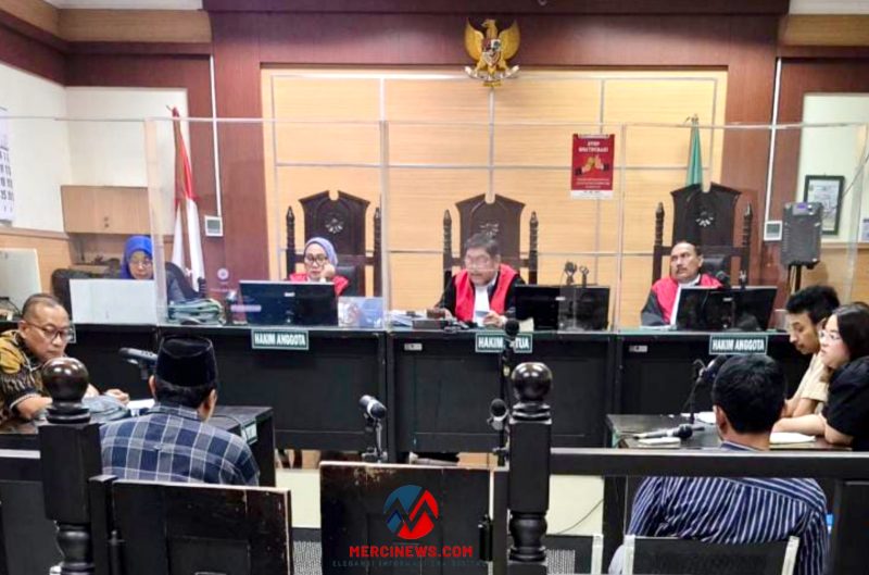 Majelis hakim pimpinan Lucky Rombot Kalalo, dengan hakim anggota Edy Toto Purba dan Dini Damayanti, saat membacakan putusan perkara sengketa lahan di PN Tangerang, Rabu (19/8/2026). (Foto: istimewa)