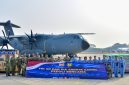 Kasau M. Tonny Harjono menyerahkan bantuan kemanusiaan TNI AU dan PIA Ardhya Garini bagi korban gempa NTT di Lanud Halim Perdanakusuma, Jakarta Timur, Kamis (20/8/2026). (Foto: Dok. Lanud Halim)