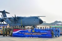 Kasau M. Tonny Harjono menyerahkan bantuan kemanusiaan TNI AU dan PIA Ardhya Garini bagi korban gempa NTT di Lanud Halim Perdanakusuma, Jakarta Timur, Kamis (20/8/2026). (Foto: Dok. Lanud Halim)