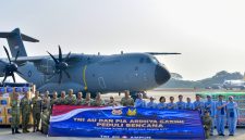 Kasau M. Tonny Harjono menyerahkan bantuan kemanusiaan TNI AU dan PIA Ardhya Garini bagi korban gempa NTT di Lanud Halim Perdanakusuma, Jakarta Timur, Kamis (20/8/2026). (Foto: Dok. Lanud Halim)