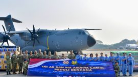 Kasau M. Tonny Harjono menyerahkan bantuan kemanusiaan TNI AU dan PIA Ardhya Garini bagi korban gempa NTT di Lanud Halim Perdanakusuma, Jakarta Timur, Kamis (20/8/2026). (Foto: Dok. Lanud Halim)
