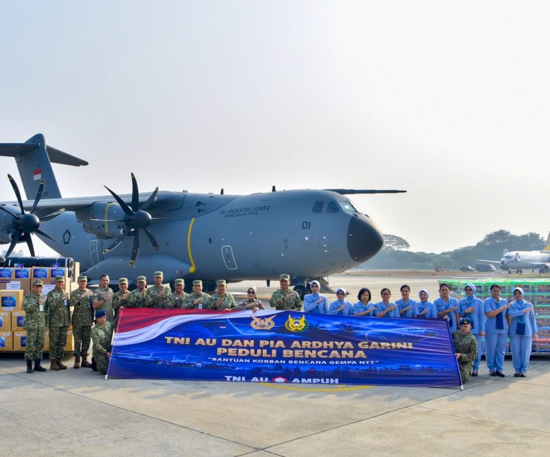 Kasau M. Tonny Harjono menyerahkan bantuan kemanusiaan TNI AU dan PIA Ardhya Garini bagi korban gempa NTT di Lanud Halim Perdanakusuma, Jakarta Timur, Kamis (20/8/2026). (Foto: Dok. Lanud Halim)
