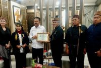 Ketua Majelis Adat Sunda (MASDA) Jabar Irjen Pol (Purn.) Dr. Drs. Anton Charliyan, M.P.K.N. (ketiga dari kanan), didampingi pengurus, menyerahkan Piagam Penghargaan Kehormatan Adiluhung Ki Sunda Utama kepada Wakil Jaksa Agung Prof. Dr. Asep Nana Mulyana, S.H., M.Hum. (ketiga dari kiri), di Kejagung Jakarta, Rabu (26/8/2026). (Foto: Dok. MASDA Jabar)