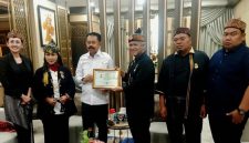 Ketua Majelis Adat Sunda (MASDA) Jabar Irjen Pol (Purn.) Dr. Drs. Anton Charliyan, M.P.K.N. (ketiga dari kanan), didampingi pengurus, menyerahkan Piagam Penghargaan Kehormatan Adiluhung Ki Sunda Utama kepada Wakil Jaksa Agung Prof. Dr. Asep Nana Mulyana, S.H., M.Hum. (ketiga dari kiri), di Kejagung Jakarta, Rabu (26/8/2026). (Foto: Dok. MASDA Jabar)