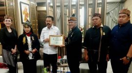 Ketua Majelis Adat Sunda (MASDA) Jabar Irjen Pol (Purn.) Dr. Drs. Anton Charliyan, M.P.K.N. (ketiga dari kanan), didampingi pengurus, menyerahkan Piagam Penghargaan Kehormatan Adiluhung Ki Sunda Utama kepada Wakil Jaksa Agung Prof. Dr. Asep Nana Mulyana, S.H., M.Hum. (ketiga dari kiri), di Kejagung Jakarta, Rabu (26/8/2026). (Foto: Dok. MASDA Jabar)