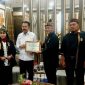Ketua Majelis Adat Sunda (MASDA) Jabar Irjen Pol (Purn.) Dr. Drs. Anton Charliyan, M.P.K.N. (ketiga dari kanan), didampingi pengurus, menyerahkan Piagam Penghargaan Kehormatan Adiluhung Ki Sunda Utama kepada Wakil Jaksa Agung Prof. Dr. Asep Nana Mulyana, S.H., M.Hum. (ketiga dari kiri), di Kejagung Jakarta, Rabu (26/8/2026). (Foto: Dok. MASDA Jabar)