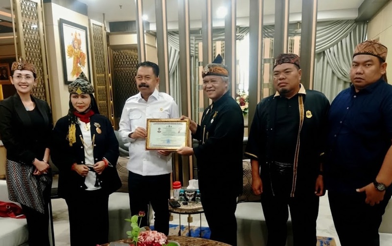Ketua Majelis Adat Sunda (MASDA) Jabar Irjen Pol (Purn.) Dr. Drs. Anton Charliyan, M.P.K.N. (ketiga dari kanan), didampingi pengurus, menyerahkan Piagam Penghargaan Kehormatan Adiluhung Ki Sunda Utama kepada Wakil Jaksa Agung Prof. Dr. Asep Nana Mulyana, S.H., M.Hum. (ketiga dari kiri), di Kejagung Jakarta, Rabu (26/8/2026). (Foto: Dok. MASDA Jabar)