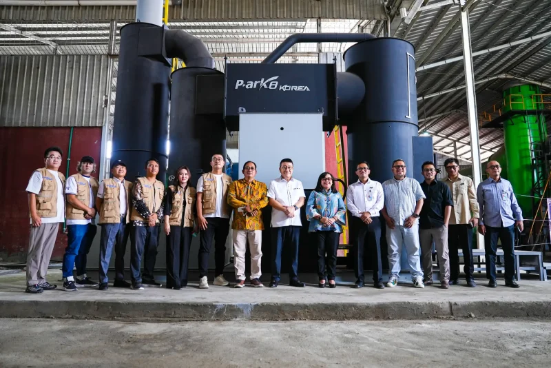 Foto bersama pihak PT Park Tahta Berjaya bersama PT Angkasa Pura Indonesia dan PT IAS Support Indonesia saat acara ceremonial pelaksanaan Proof of Concept (POC) Insinerator Park PYRO di Bandara Internasional Soekarno-Hatta, Tangerang, Selasa (22/9). (Foto: Istimewa)