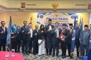 Ketum DePA-RI, TM Luthfi Yazid (tengah, berpeci hitam dan bertoga) usai melantik Pengurus DPC DePA-RI Kota Surakarta, Boyolali, Karanganyar, Sragen, Wonogiri dan Kutoharjo di Surakarta, Jawa Tengah, Sabtu, 19 September 2026 (Foto: Istimewa)