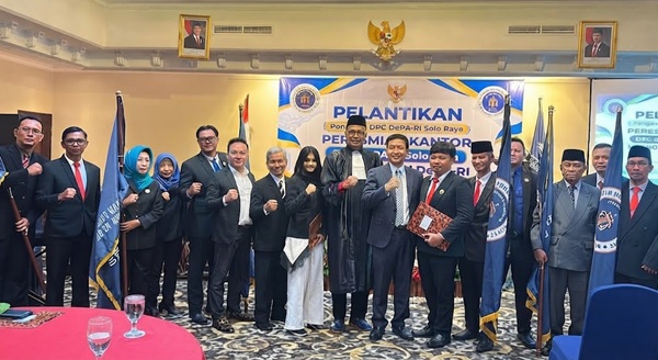 Ketum DePA-RI, TM Luthfi Yazid (tengah, berpeci hitam dan bertoga) usai melantik Pengurus DPC DePA-RI Kota Surakarta, Boyolali, Karanganyar, Sragen, Wonogiri dan Kutoharjo di Surakarta, Jawa Tengah, Sabtu, 19 September 2026 (Foto: Istimewa)