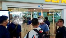 Imigrasi Denpasar mengawal ketat proses deportasi WNA China berinisial JZ di Bandara Internasional I Gusti Ngurah Rai Bali, Senin (7/9/2026). (Foto: Mercinews.com/HO-Kanim Denpasar)