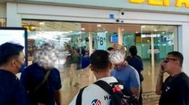 Imigrasi Denpasar mengawal ketat proses deportasi WNA China berinisial JZ di Bandara Internasional I Gusti Ngurah Rai Bali, Senin (7/9/2026). (Foto: Mercinews.com/HO-Kanim Denpasar)