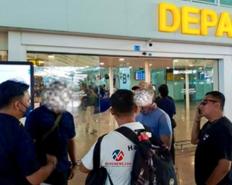 Imigrasi Denpasar mengawal ketat proses deportasi WNA China berinisial JZ di Bandara Internasional I Gusti Ngurah Rai Bali, Senin (7/9/2026). (Foto: Mercinews.com/HO-Kanim Denpasar)