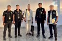 Petugas Imigrasi Ngurah Rai mengawal ketat proses deportasi WNA di Bandara Internasional I Gusti Ngurah Rai Bali. (Foto: Dok. Kanim Ngurah Rai)
