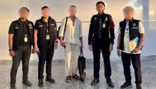 Petugas Imigrasi Ngurah Rai mengawal ketat proses deportasi WNA di Bandara Internasional I Gusti Ngurah Rai Bali. (Foto: Dok. Kanim Ngurah Rai)