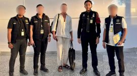 Petugas Imigrasi Ngurah Rai mengawal ketat proses deportasi WNA di Bandara Internasional I Gusti Ngurah Rai Bali. (Foto: Dok. Kanim Ngurah Rai)