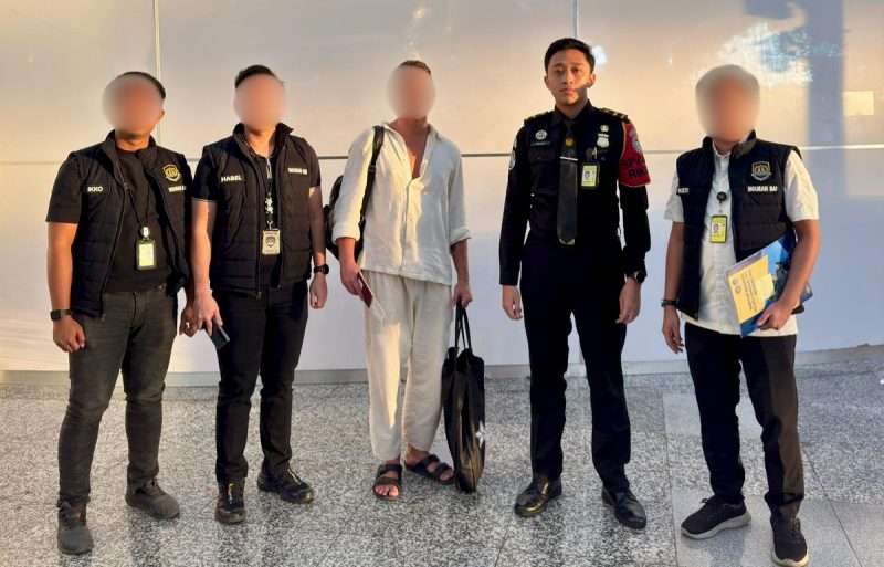 Petugas Imigrasi Ngurah Rai mengawal ketat proses deportasi WNA di Bandara Internasional I Gusti Ngurah Rai Bali. (Foto: Dok. Kanim Ngurah Rai)