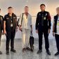 Petugas Imigrasi Ngurah Rai mengawal ketat proses deportasi WNA di Bandara Internasional I Gusti Ngurah Rai Bali. (Foto: Dok. Kanim Ngurah Rai)