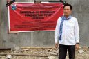 Anggota Komisi A DPRD DKI Jakarta Fraksi PSI Kevin Wu saat meninjau bangunan fasilitas olahraga padel di RW 10, Kelurahan Meruya Utara, Jakarta Barat, Kamis (10/9/2026). (Foto: istimewa)