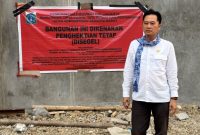 Anggota Komisi A DPRD DKI Jakarta Fraksi PSI Kevin Wu saat meninjau bangunan fasilitas olahraga padel di RW 10, Kelurahan Meruya Utara, Jakarta Barat, Kamis (10/9/2026). (Foto: istimewa)