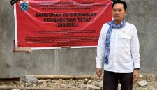 Anggota Komisi A DPRD DKI Jakarta Fraksi PSI Kevin Wu saat meninjau bangunan fasilitas olahraga padel di RW 10, Kelurahan Meruya Utara, Jakarta Barat, Kamis (10/9/2026). (Foto: istimewa)