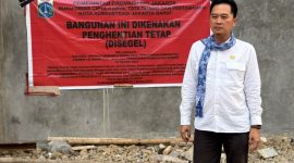Anggota Komisi A DPRD DKI Jakarta Fraksi PSI Kevin Wu saat meninjau bangunan fasilitas olahraga padel di RW 10, Kelurahan Meruya Utara, Jakarta Barat, Kamis (10/9/2026). (Foto: istimewa)