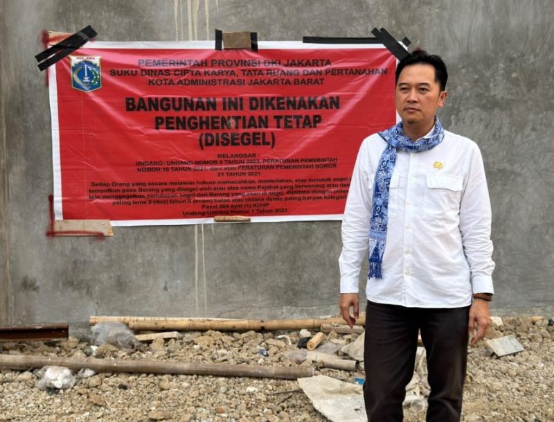 Anggota Komisi A DPRD DKI Jakarta Fraksi PSI Kevin Wu saat meninjau bangunan fasilitas olahraga padel di RW 10, Kelurahan Meruya Utara, Jakarta Barat, Kamis (10/9/2026). (Foto: istimewa)