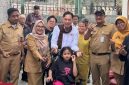 Anggota DPRD Provinsi DKI Jakarta Fraksi PSI, Kevin Wu bersama jajaran Dinsos menyalurkan bantuan kursi roda di Jakarta Barat, Selasa (30/9/2026). (Foto: istimewa)