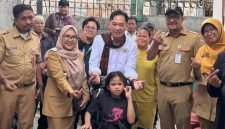Anggota DPRD Provinsi DKI Jakarta Fraksi PSI, Kevin Wu bersama jajaran Dinsos menyalurkan bantuan kursi roda di Jakarta Barat, Selasa (30/9/2026). (Foto: istimewa)