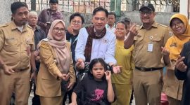 Anggota DPRD Provinsi DKI Jakarta Fraksi PSI, Kevin Wu bersama jajaran Dinsos menyalurkan bantuan kursi roda di Jakarta Barat, Selasa (30/9/2026). (Foto: istimewa)