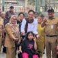 Anggota DPRD Provinsi DKI Jakarta Fraksi PSI, Kevin Wu bersama jajaran Dinsos menyalurkan bantuan kursi roda di Jakarta Barat, Selasa (30/9/2026). (Foto: istimewa)