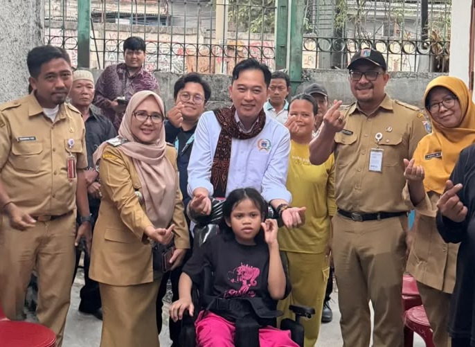 Anggota DPRD Provinsi DKI Jakarta Fraksi PSI, Kevin Wu bersama jajaran Dinsos menyalurkan bantuan kursi roda di Jakarta Barat, Selasa (30/9/2026). (Foto: istimewa)