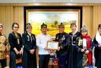 Pengurus Majelis Adat Sunda (MASDA) Jabar bersama KSP Dudung Abdurachman di Bina Graha Jakarta, Kamis (24/9/2026). (Foto: Dok. Masda Jabar)