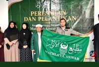 Ketua Umum PB Mathla'ul Anwar Dr. KH Jazuli Juwaini MA (tengah) melantik dan meresmikan kepengurusan Perwakilan Mathla'ul Anwar Belanda di Amsterdam, Sabtu (5/9/2026). (Foto: Dok. PB Mathla'ul Anwar)