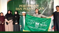 Ketua Umum PB Mathla'ul Anwar Dr. KH Jazuli Juwaini MA (tengah) melantik dan meresmikan kepengurusan Perwakilan Mathla'ul Anwar Belanda di Amsterdam, Sabtu (5/9/2026). (Foto: Dok. PB Mathla'ul Anwar)