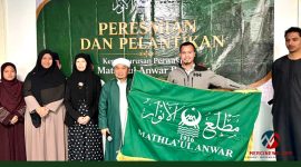 Ketua Umum PB Mathla'ul Anwar Dr. KH Jazuli Juwaini MA (tengah) melantik dan meresmikan kepengurusan Perwakilan Mathla'ul Anwar Belanda di Amsterdam, Sabtu (5/9/2026). (Foto: Dok. PB Mathla'ul Anwar)