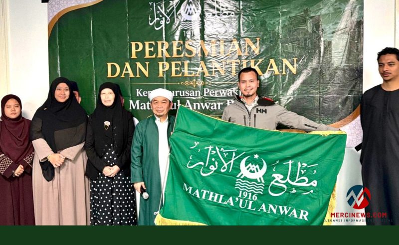 Ketua Umum PB Mathla'ul Anwar Dr. KH Jazuli Juwaini MA (tengah) melantik dan meresmikan kepengurusan Perwakilan Mathla'ul Anwar Belanda di Amsterdam, Sabtu (5/9/2026). (Foto: Dok. PB Mathla'ul Anwar)