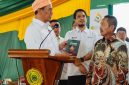 Mentan Andi Amran Sulaiman berdialog dengan Setiyono, petani sawit binaan PTPN IV PalmCo, saat kuliah umum dalam rangkaian PKKMB dan Masa Ta’aruf UMRI 2026 di Pekanbaru, Kamis (17/9/2026).  (Foto: Dok. PTPN IV PalmCo)