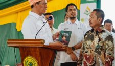 Mentan Andi Amran Sulaiman berdialog dengan Setiyono, petani sawit binaan PTPN IV PalmCo, saat kuliah umum dalam rangkaian PKKMB dan Masa Ta’aruf UMRI 2026 di Pekanbaru, Kamis (17/9/2026). (Foto: Dok. PTPN IV PalmCo)